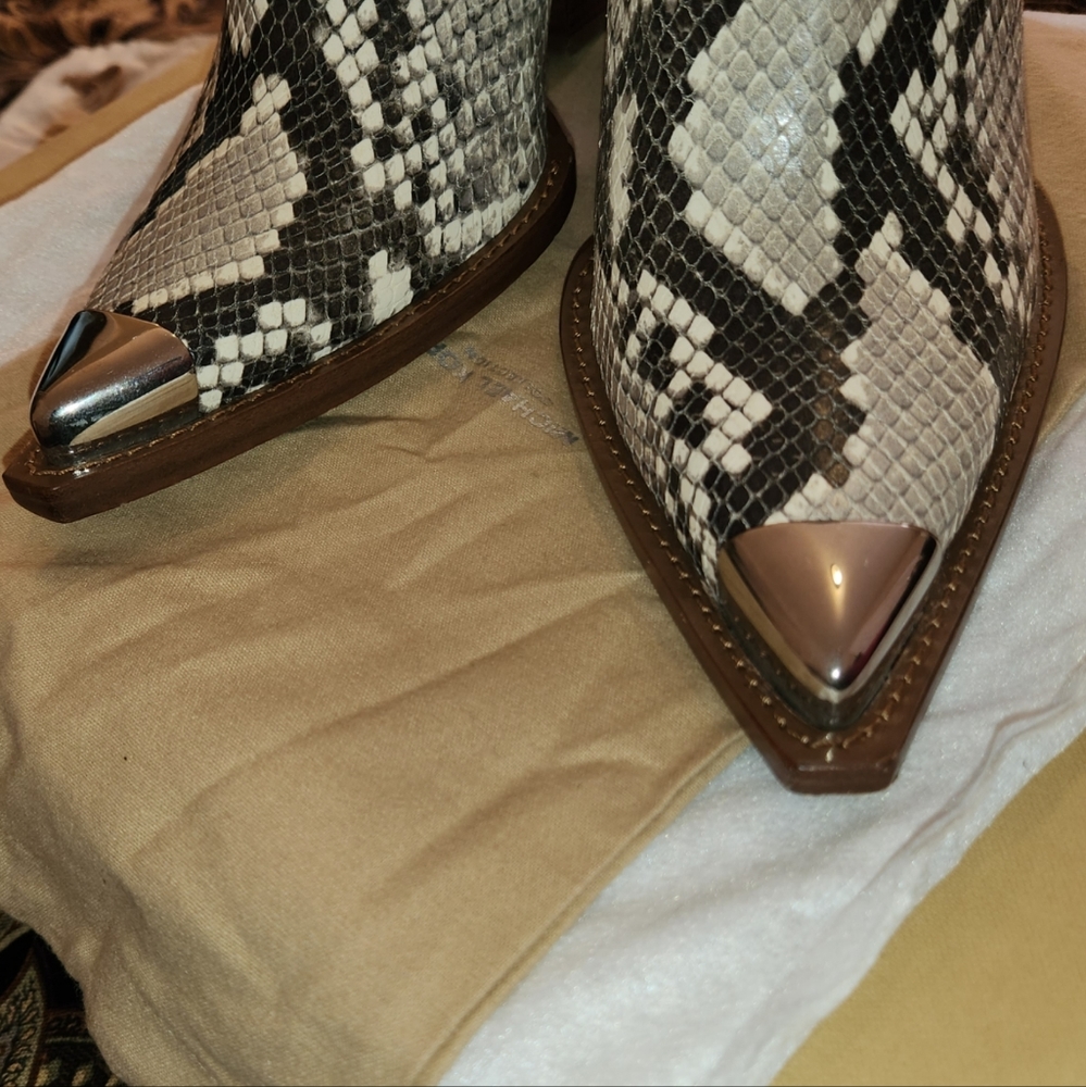 Michael Kors Python Snakeskin Boots US	   EU	     Inches6	     36.5	   8.87 - Picture 2 of 16